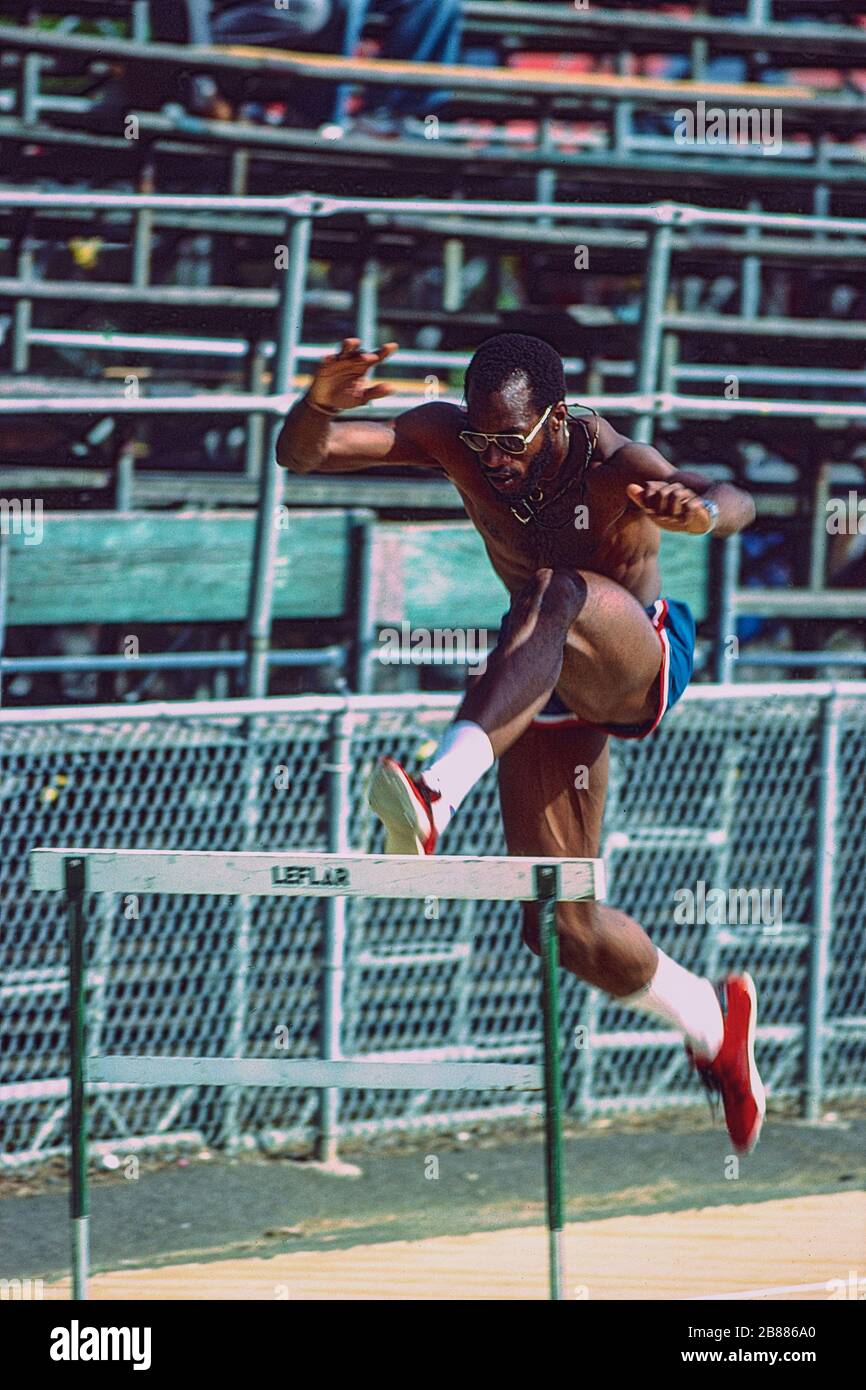 Edwin Moses partecipa alle prove del circuito olimpico e del team sul campo degli Stati Uniti del 1980 Foto Stock