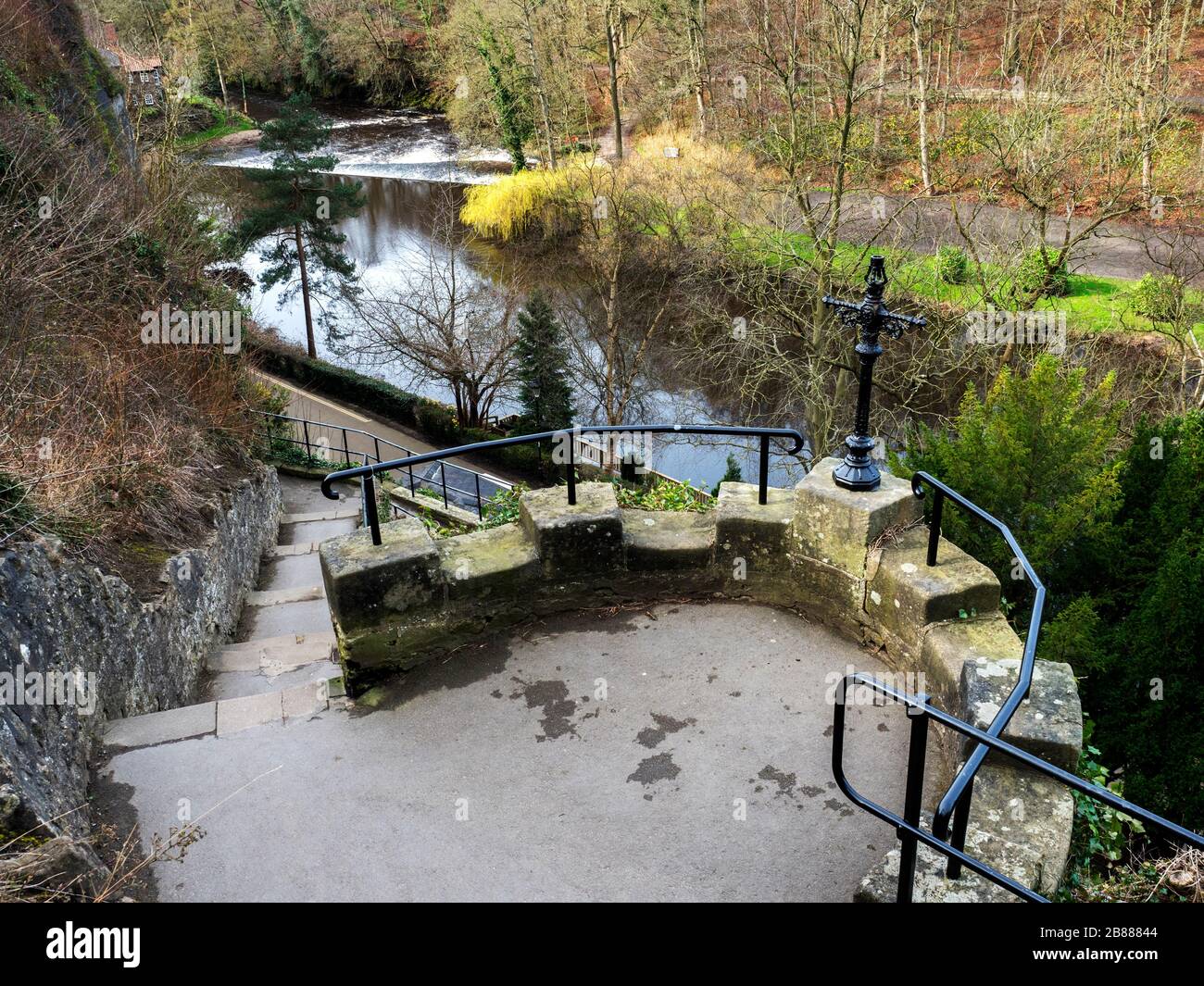 Punto di osservazione sul fiume Nidd che scende i gradini dal castello a Knaresborough North Yorkshire England Foto Stock