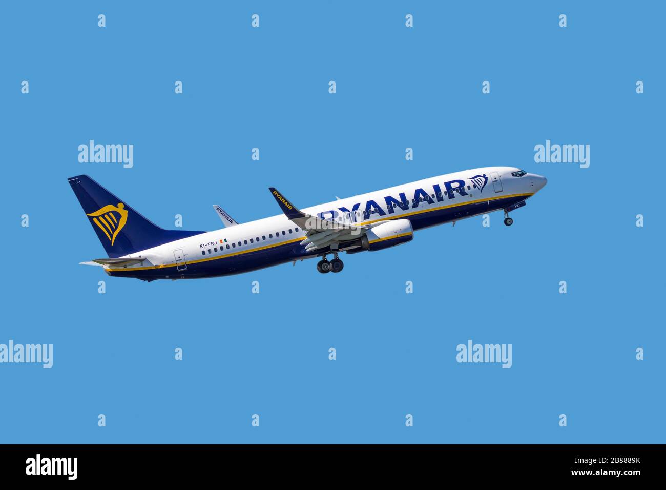 Boeing 737-8AS, compagnia aerea a basso costo a corto-medio raggio twinjet di Ryanair DAC, compagnia aerea irlandese che decollo contro il cielo blu Foto Stock