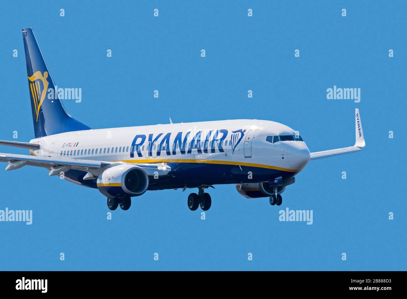 Boeing 737-8AS, velivolo twinjet a corto e medio raggio di Ryanair DAC, compagnia aerea irlandese a basso costo che atterra contro il cielo blu Foto Stock