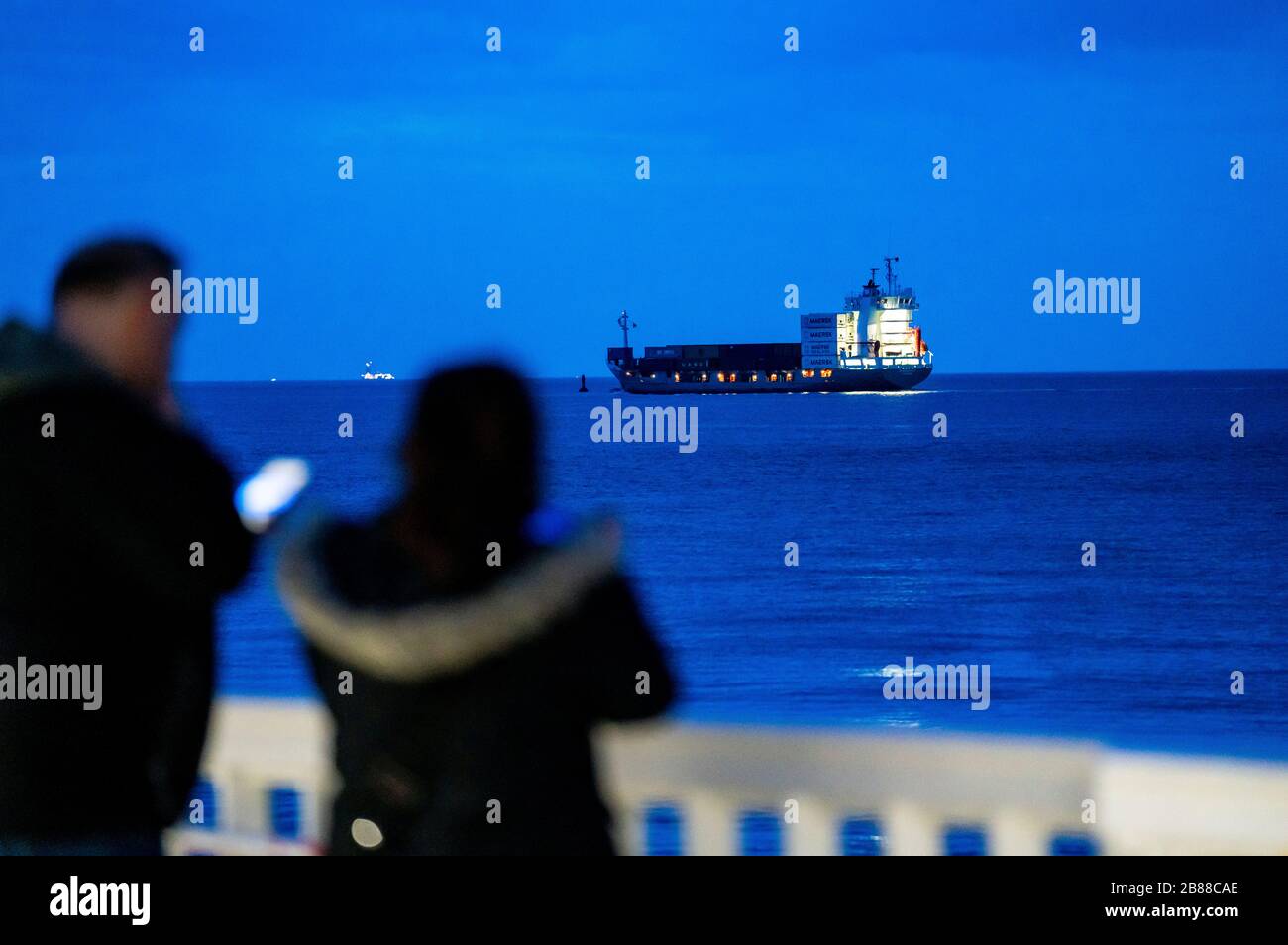 Nave nell'estuario dell'Elba, molo Neue Liebe, sera, Cuxhaven, bassa Sassonia, Germania, Foto Stock