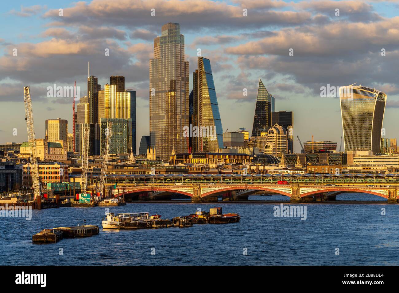 Grattacieli del quartiere finanziario della città di Londra e nuovi edifici sul Tamigi. Thames RiverScape. Londra RiverScape. Foto Stock
