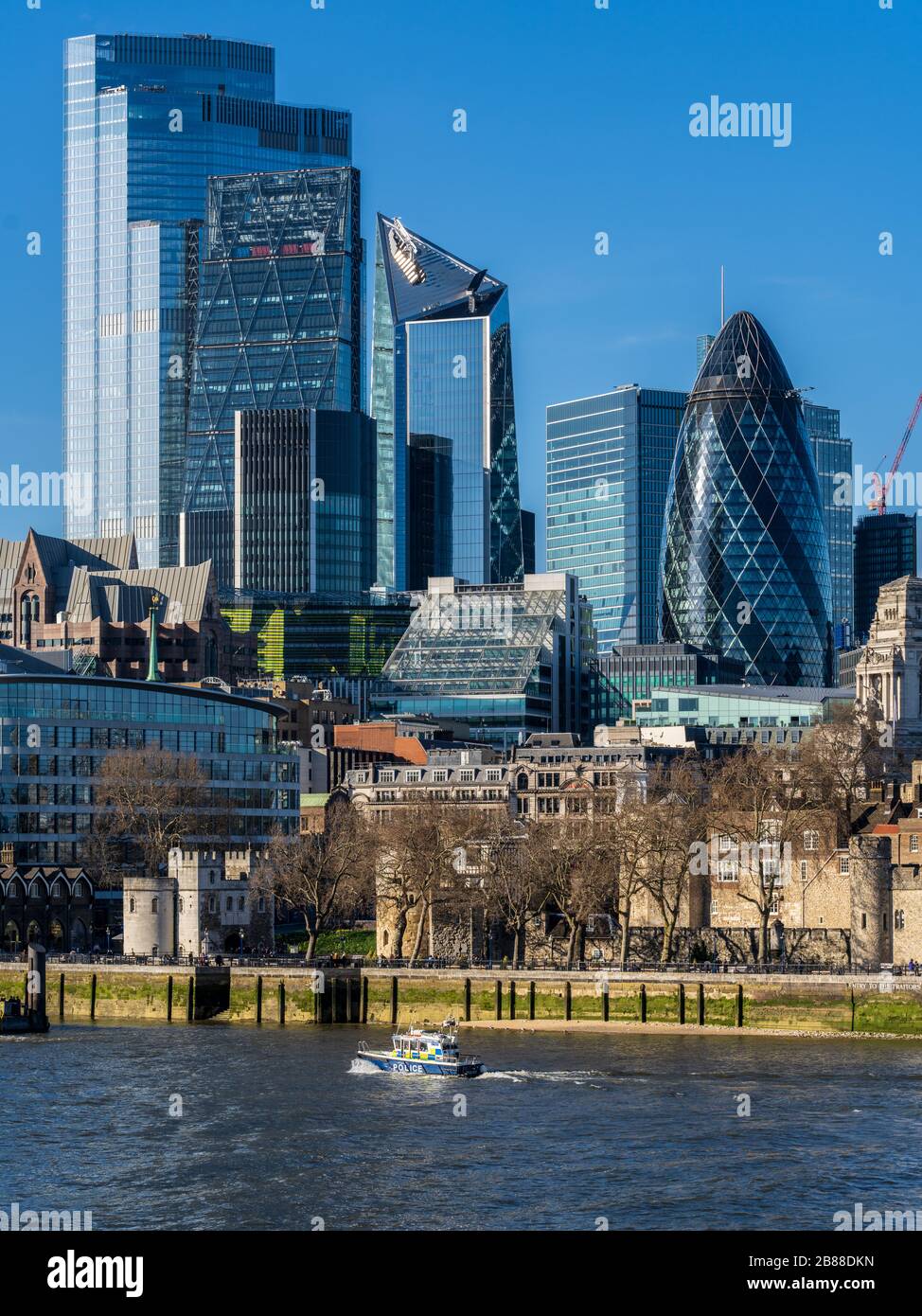 Il battello della polizia sul Tamigi di Londra passa per una parte del quartiere finanziario della City of London. Metropolitan Police Marine Police Unit (MPU) River Police Boat. Foto Stock