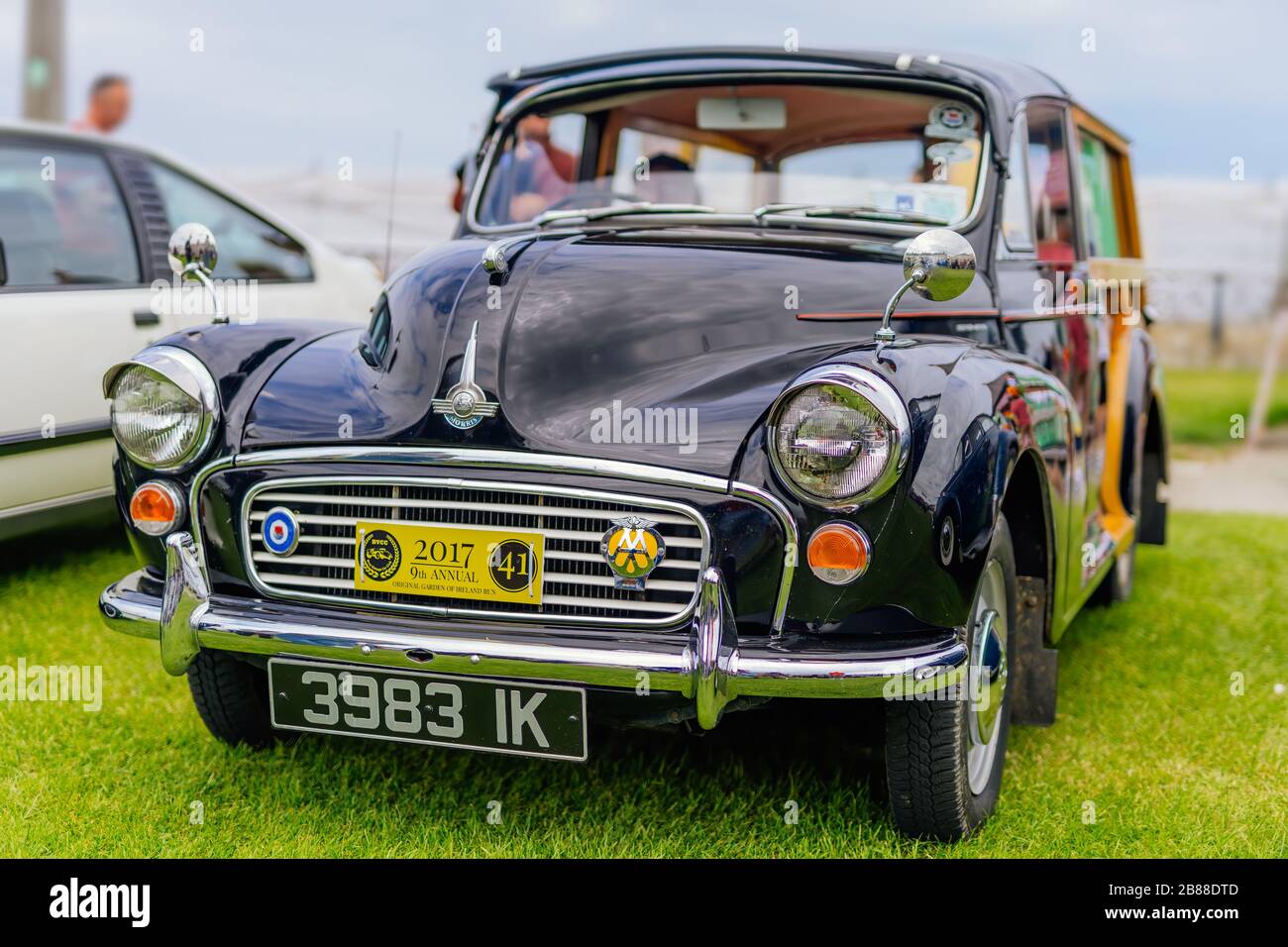 Bray, Irlanda, giugno 2018, spettacolo del Bray Vintage Car Club, esposizione all'aperto di auto retrò. Vista frontale sul nero Mini Morris 1000 Traveller dagli anni '60 Foto Stock