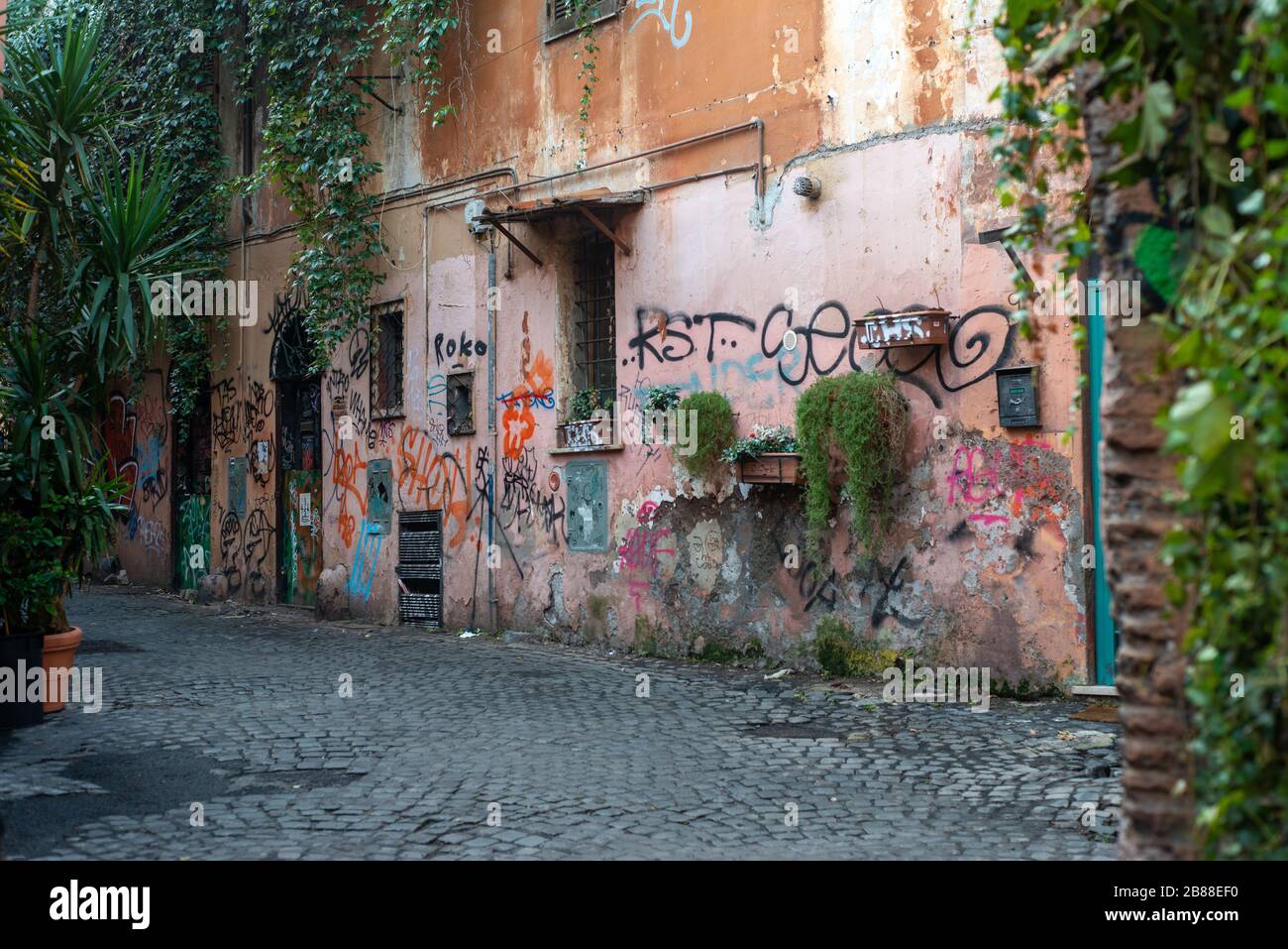 muro sporco a trastevere, roma Foto Stock