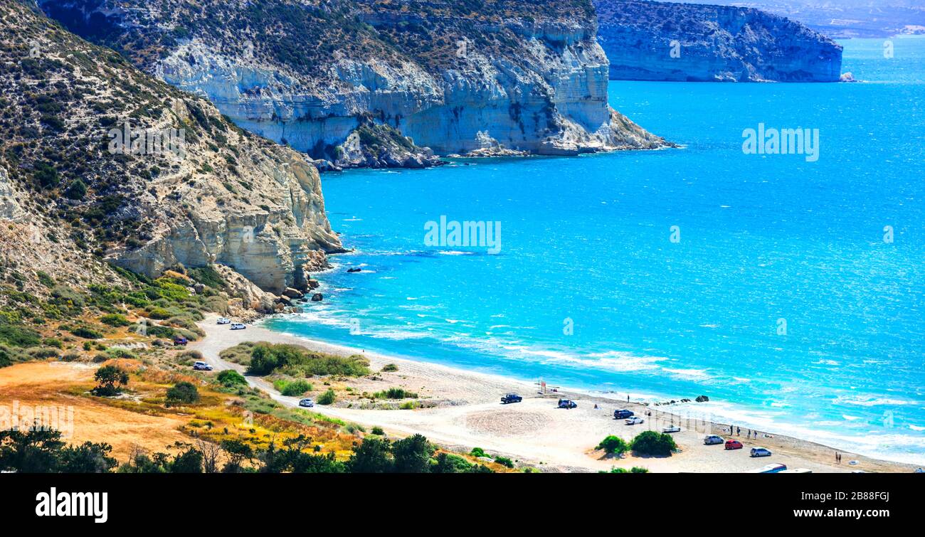 Bellissima spiaggia di Kourion, vista con mare turchese e scogliere uniche, Cipro. Foto Stock