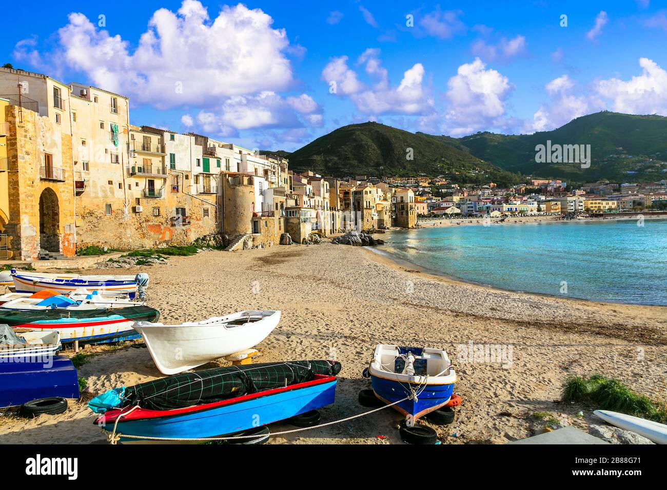 La famosa illage di Cefalù tradizionale, vista con case colorate, mare e montagne, Sicilia, Italia. Foto Stock