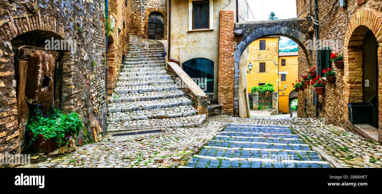 Antiche strade del villaggio italiano, Casperia, regione Lazio. Foto Stock