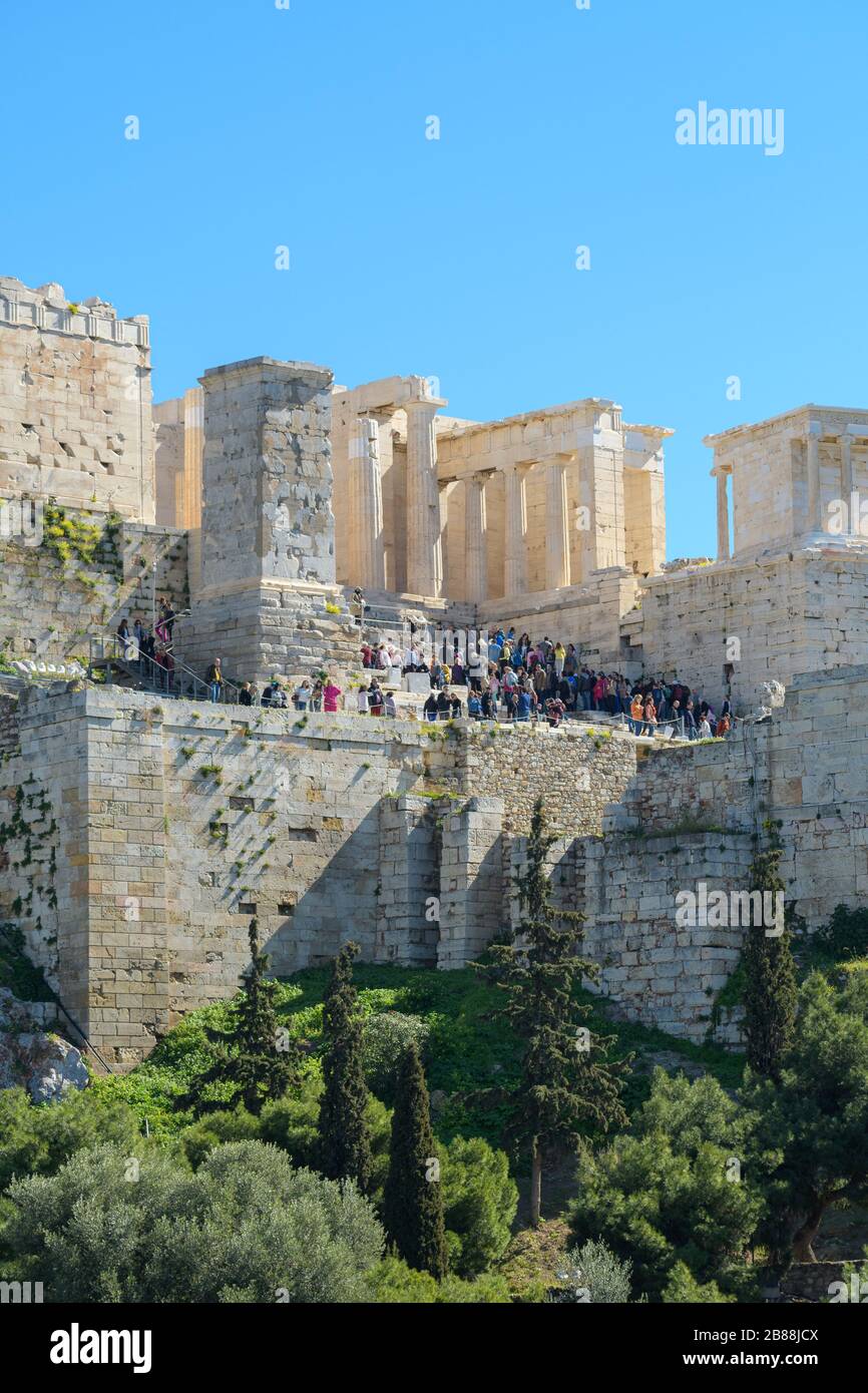 Atene, Grecia - 1 marzo 2019: Vista dell'Acropoli dalla collina di Areopagus Foto Stock