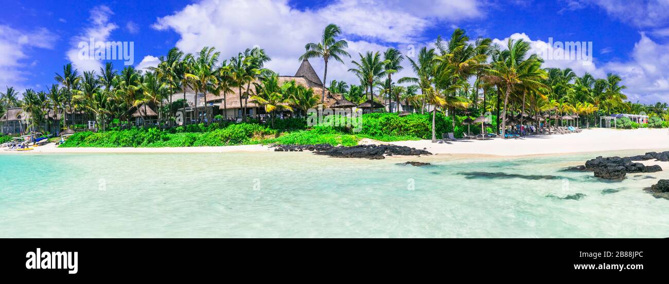 Paradiso tropicale a Mauritius, vista mare turchese e resort di lusso, Bell Mare. Foto Stock