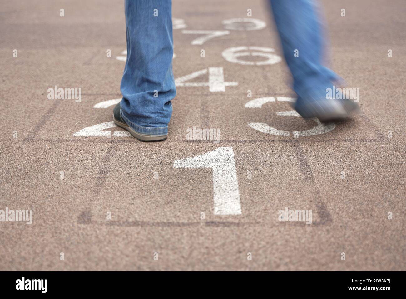 giochi per bambini hopscotch sul parco giochi all'aperto, attività per bambini all'aperto. Foto Stock