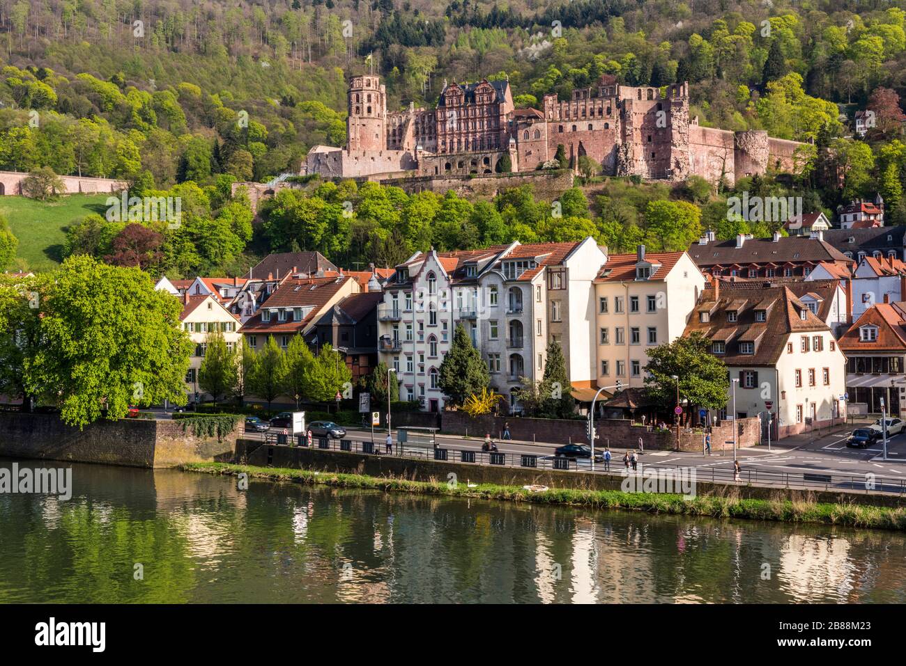 Romantico castello rinascimentale di Heidelberg - punto di riferimento della famosa città universitaria, vista dal vecchio ponte sul fiume Neckar, Germania Foto Stock