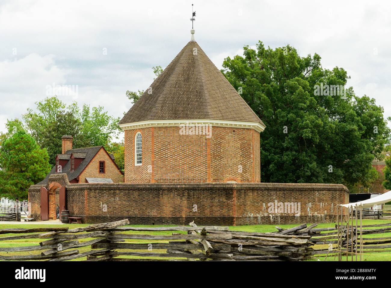 The Magazine in Colonial Williamsburg per immagazzinare armi e polvere da sparo. Foto Stock