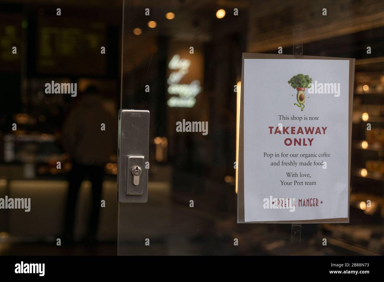 Londra, Inghilterra, Regno Unito. 20 marzo 2020. Un segno che dice 'solo il Takeaway' alla catena caffè Pret A Manger come Londra si adatta alla vita sotto la pandemia di coronavirus. Credit: Sam Mellish / Alamy Live News Foto Stock