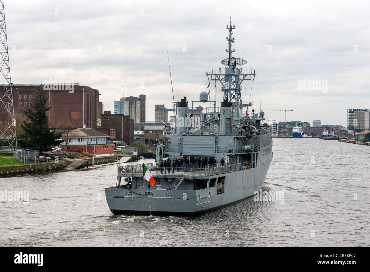 Cork, Irlanda, 20 marzo 2020. La nave navale irlandese LÉ Eithne ruba il fiume Lee sulla sua strada per Albert Quay a Cork, dove sarà in attesa come centro di test per il coronavirus a Cork, Irlanda. La nave ammiraglia è stata recentemente utilizzata come nave di riserva e gli operatori navali e civili del porto hanno impiegato appena 36 ore per preparare la nave per questo incarico. Il suo complemento di 86 ed è composto da personale regolare e riservato. - Foto; David Creedon / Anzenberger Foto Stock