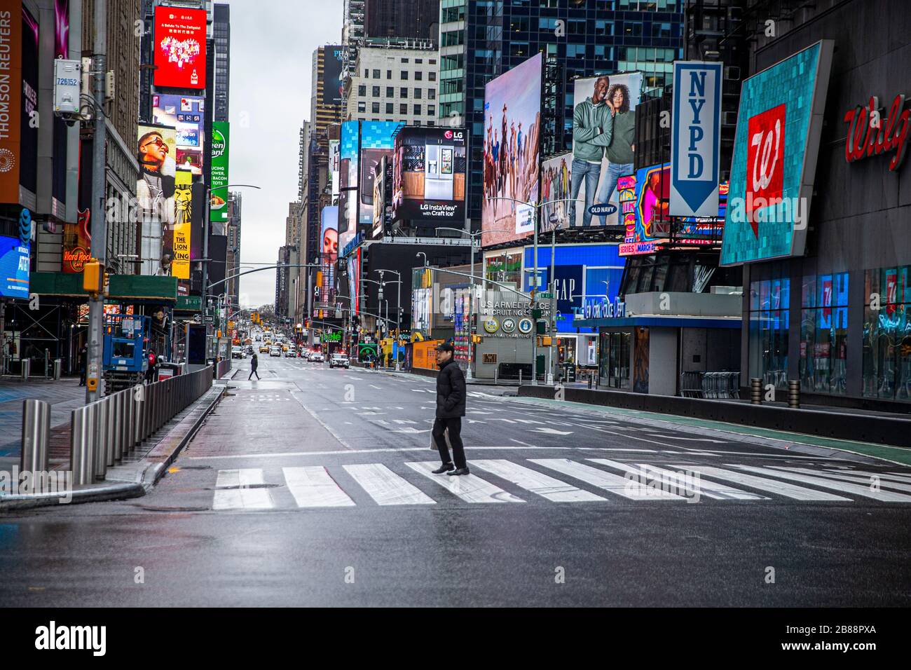 Destinazioni turistiche popolari Times Square e 42nd Street sono molto tranquille a causa di problemi di salute su Giovedi, 19 marzo 2020. (Foto: Gordon Donovan) Foto Stock