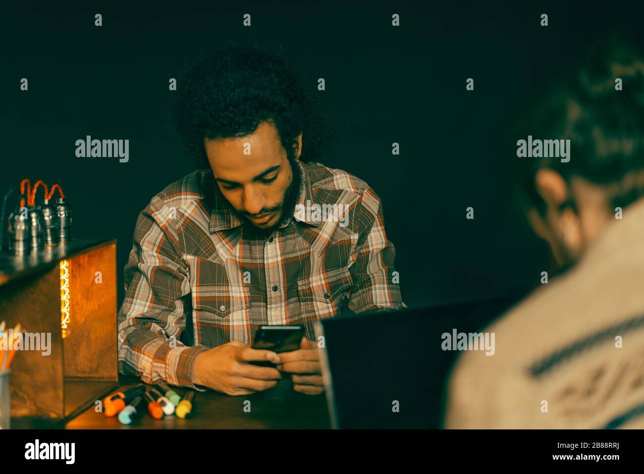 Due freelance che lavorano insieme nella Coworking Spase Foto Stock