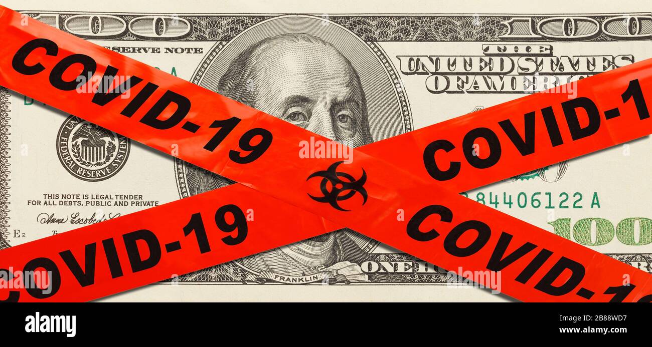 Cento dollari Bill con nastro di Coronavirus isolato su bianco. Foto Stock