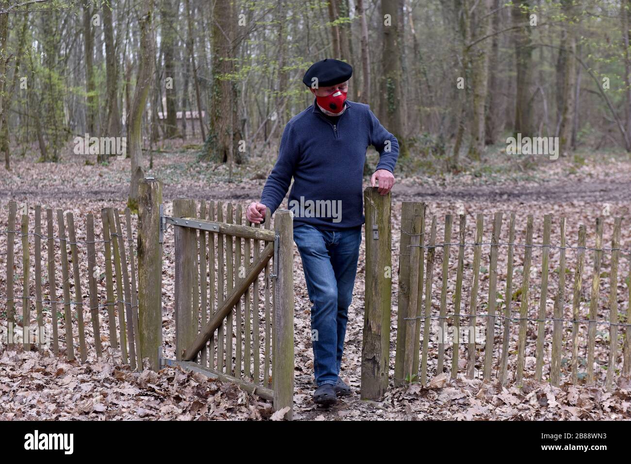 Uomo che indossa la maschera durante Coronavirus Covid 19 virus pandemia epidemia rurale Francia isolato isolamento isolamento rifugio rurale ritiro facemask Foto Stock