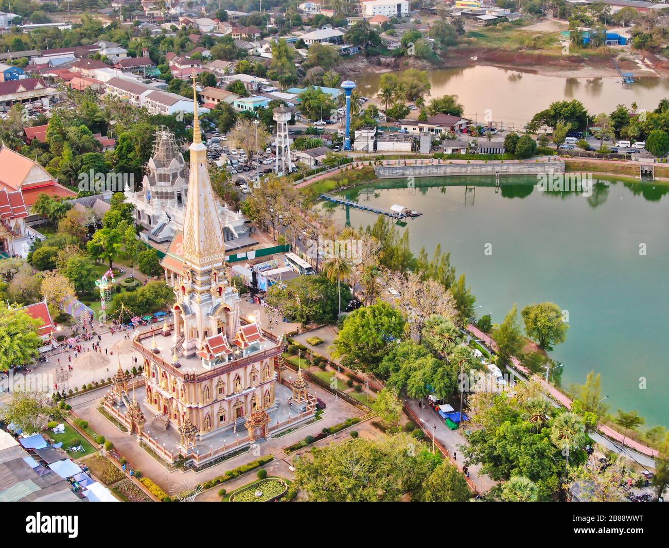 Vista aerea con drone. Tempio di Wat Chalong o Chalong nella Pagoda Phuket Thailandia. Luogo pubblico. Drone Foto. Foto Stock
