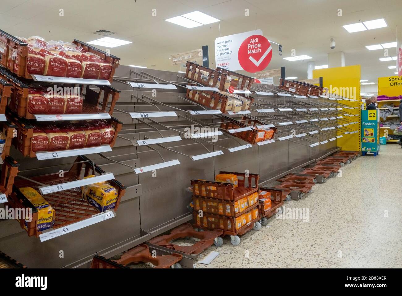 Scaffali di pane vuoti in un negozio Tesco in Surrey, Regno Unito, a causa del panico di acquisto a causa di coronavirus 20 marzo 2020 Foto Stock