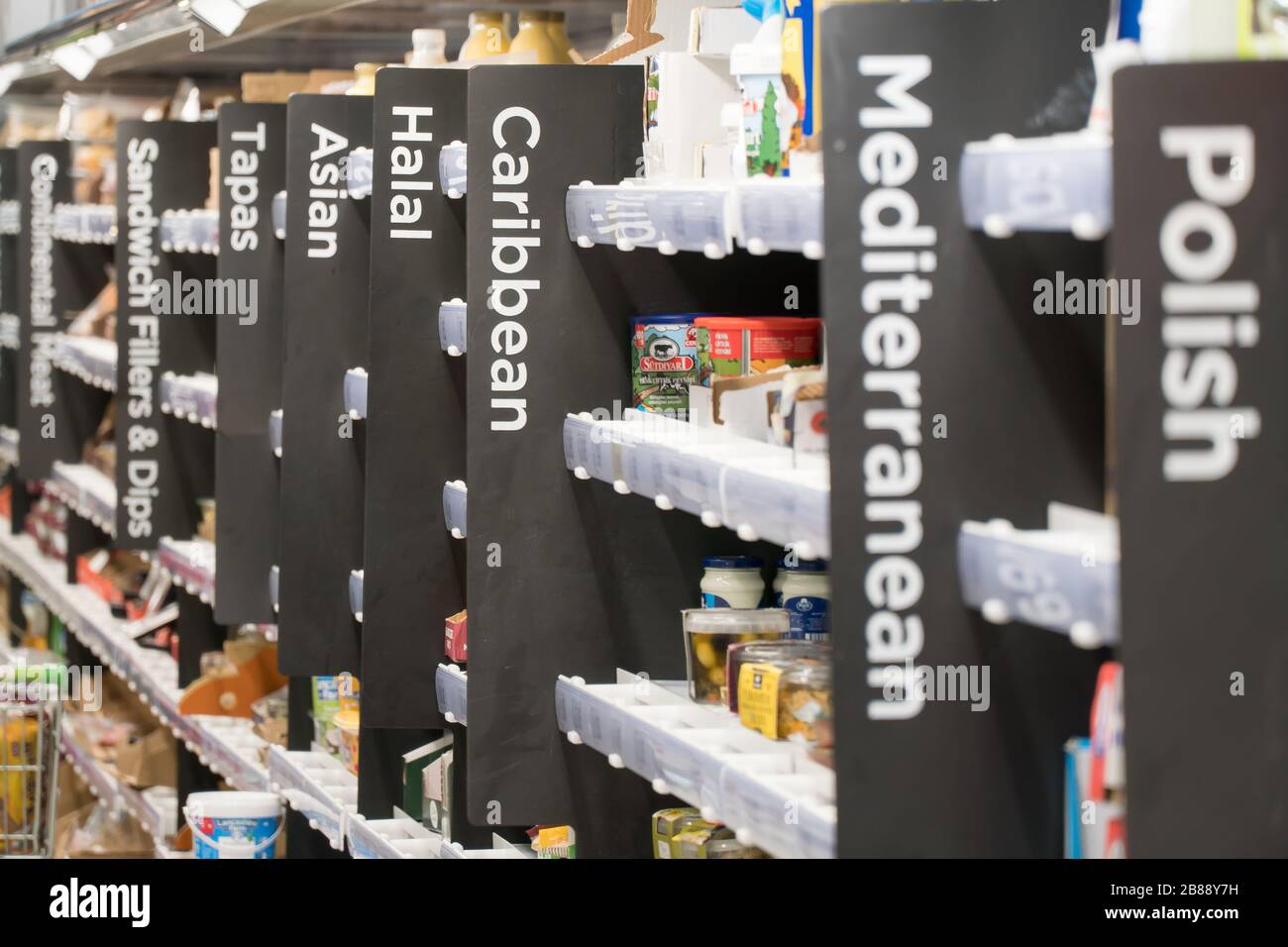 London, Regno Unito - 4 Aprile 2019 - ripiano con cibi del mondo in un supermercato Foto Stock
