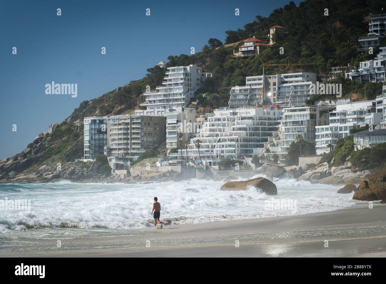 Vicino a Città del Capo, Capo Occidentale, Sud Africa - 25 Novembre 2019 - nuotatore sulla famosa spiaggia di Clifton Foto Stock