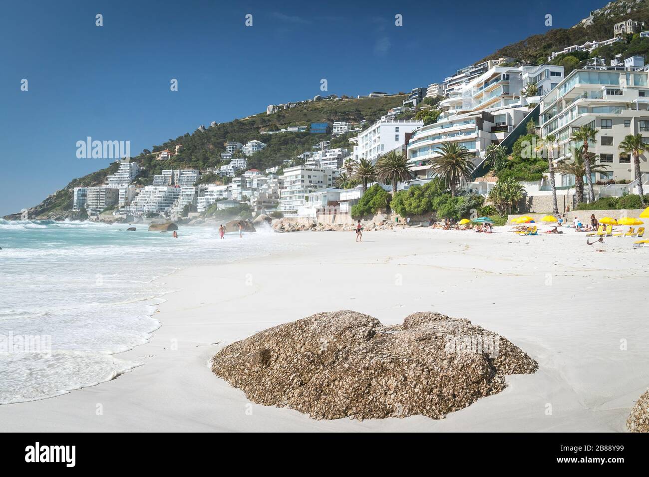 Vicino a Città del Capo, Capo Occidentale, Sud Africa - 25 Novembre 2019 - la famosa spiaggia di Clifton Foto Stock