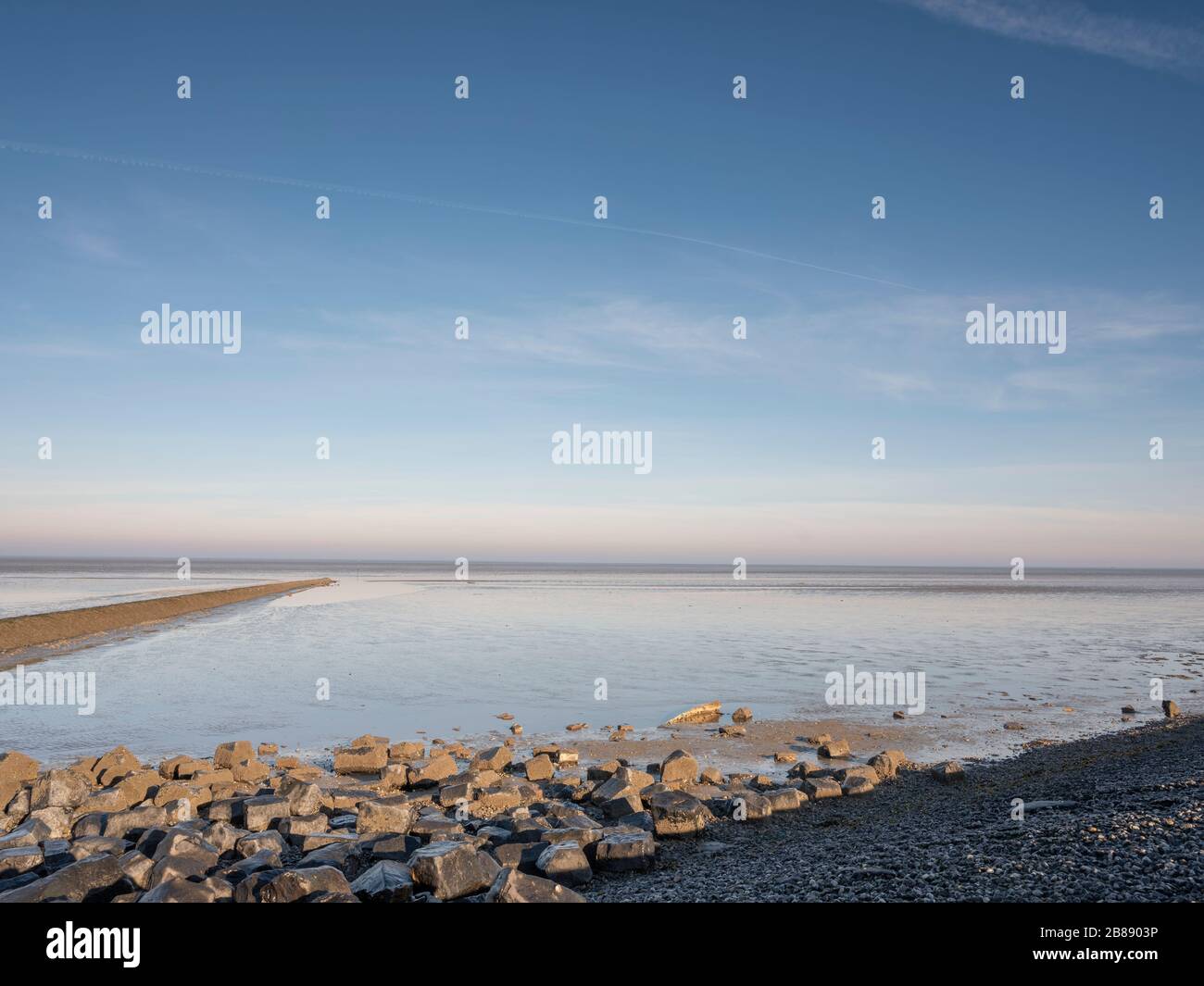 Vista aerea dell'orizzonte sul mare, con rocce in primo piano, parco nazionale e patrimonio mondiale dell'UNESCO Waddensee area in provincia di Frisia, Nether Foto Stock