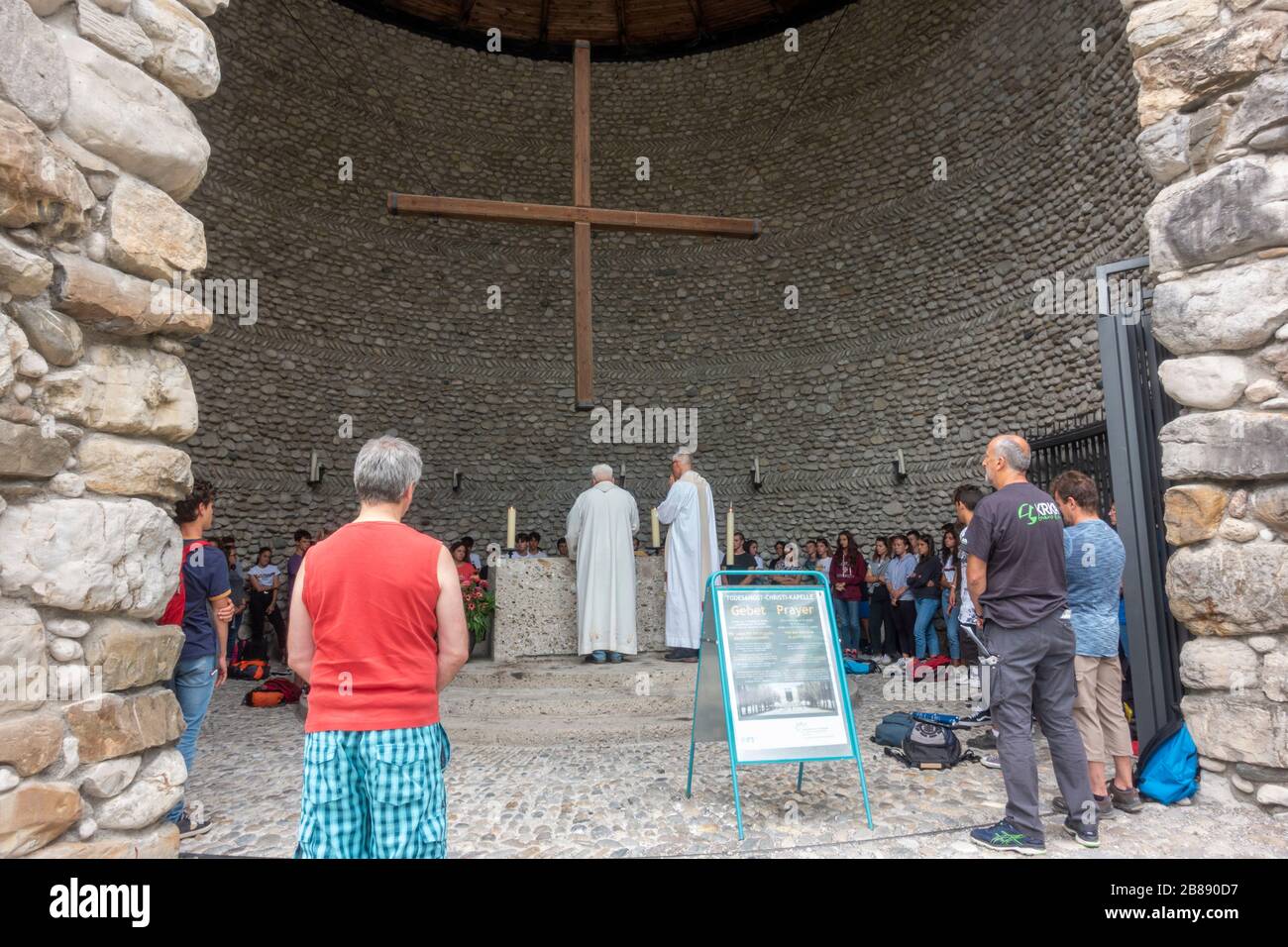 Messa in corso presso il Todeangst Christi (chiesa cattolica di Mortal Agony of Christ Chapel), ex campo di concentramento nazista tedesco di Dachau, Monaco di Baviera, Germania. Foto Stock