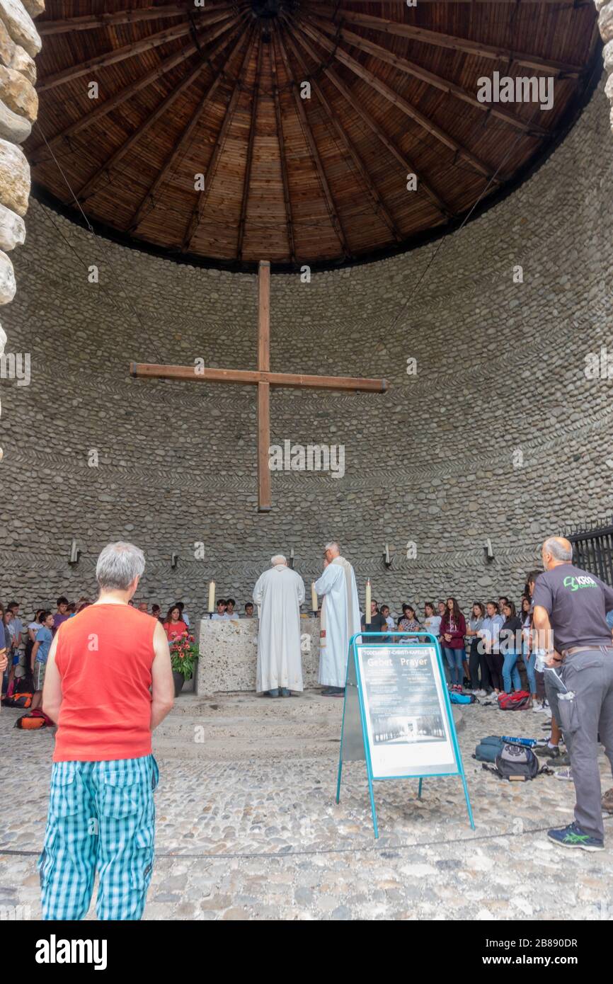 Messa in corso presso il Todeangst Christi (chiesa cattolica di Mortal Agony of Christ Chapel), ex campo di concentramento nazista tedesco di Dachau, Monaco di Baviera, Germania. Foto Stock