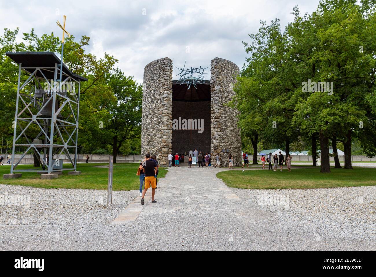 Messa in corso presso il Todeangst Christi (chiesa cattolica di Mortal Agony of Christ Chapel), ex campo di concentramento nazista tedesco di Dachau, Monaco di Baviera, Germania. Foto Stock