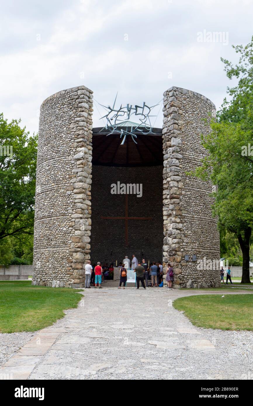 Messa in corso presso il Todeangst Christi (chiesa cattolica di Mortal Agony of Christ Chapel), ex campo di concentramento nazista tedesco di Dachau, Monaco di Baviera, Germania. Foto Stock