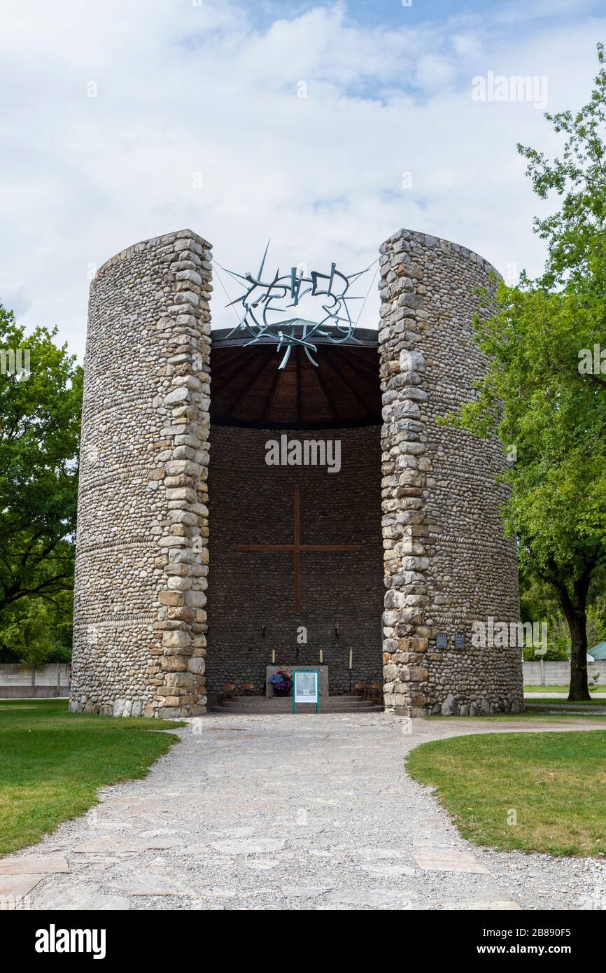 Messa in corso presso il Todeangst Christi (chiesa cattolica di Mortal Agony of Christ Chapel), ex campo di concentramento nazista tedesco di Dachau, Monaco di Baviera, Germania. Foto Stock