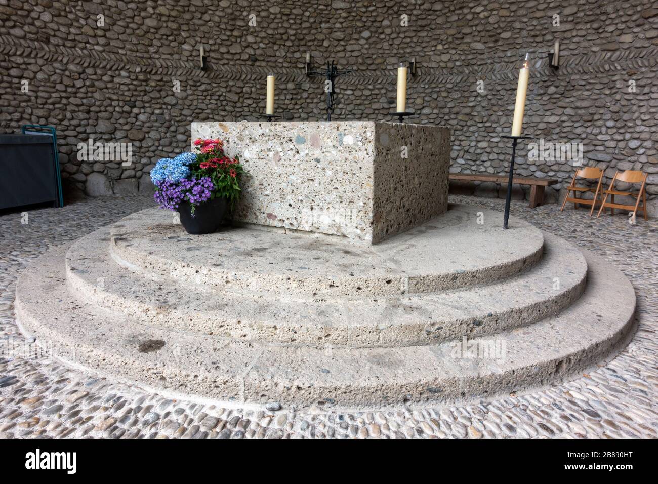 Altare all'interno dell'agonia Mortal Cattolica della Cappella di Cristo, ex campo di concentramento nazista tedesco di Dachau, Monaco di Baviera, Germania. Foto Stock