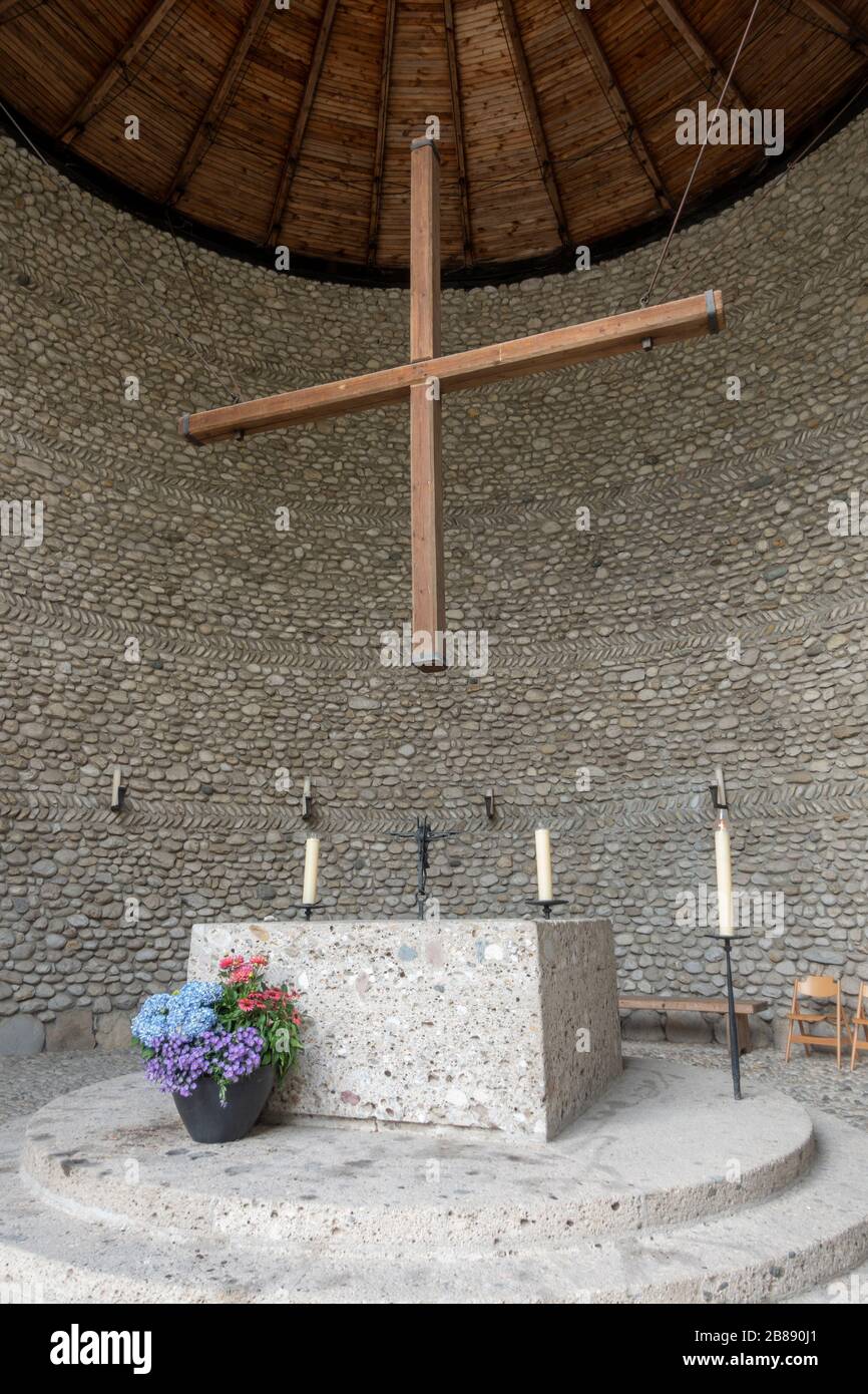 Altare e Croce all'interno dell'agonia Mortal Cattolica della Cappella di Cristo, ex campo di concentramento nazista tedesco di Dachau, Monaco, Germania. Foto Stock