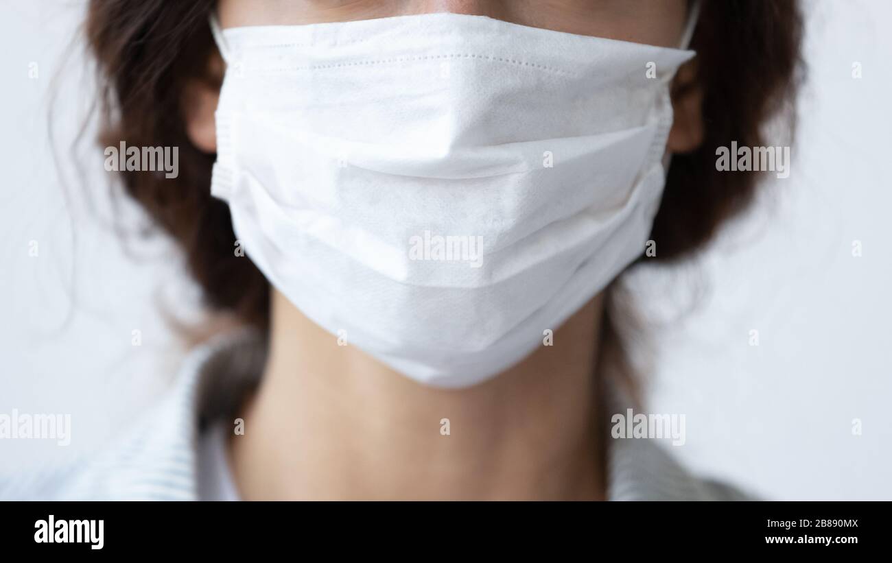 Vista da primo piano donna indossare maschera viso di protezione da coronavirus Foto Stock