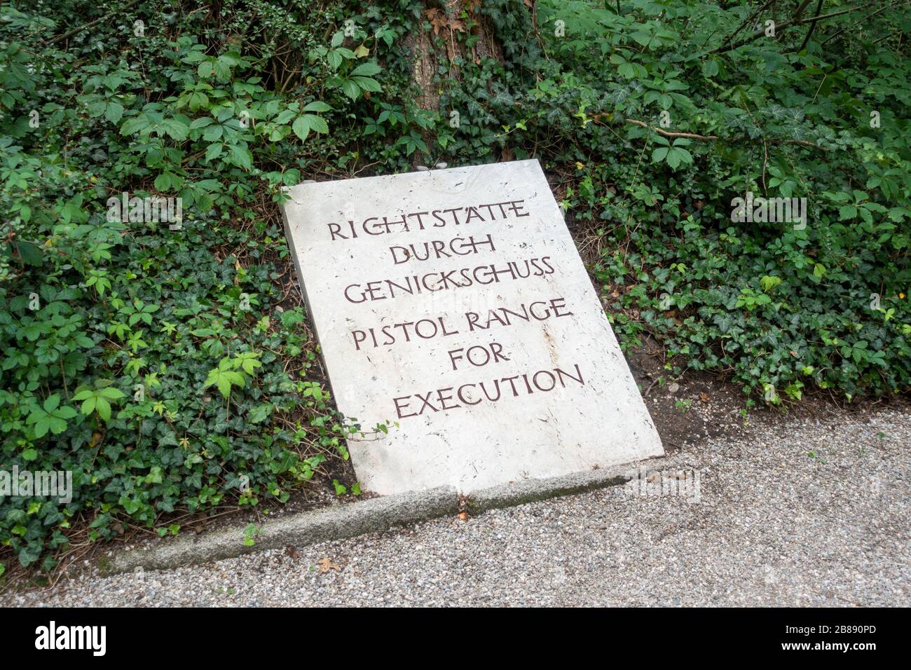 Simbolo commemorativo del sito di esecuzione accanto all'edificio del crematorio presso l'ex campo di concentramento nazista tedesco di Dachau, Monaco, Germania. Foto Stock