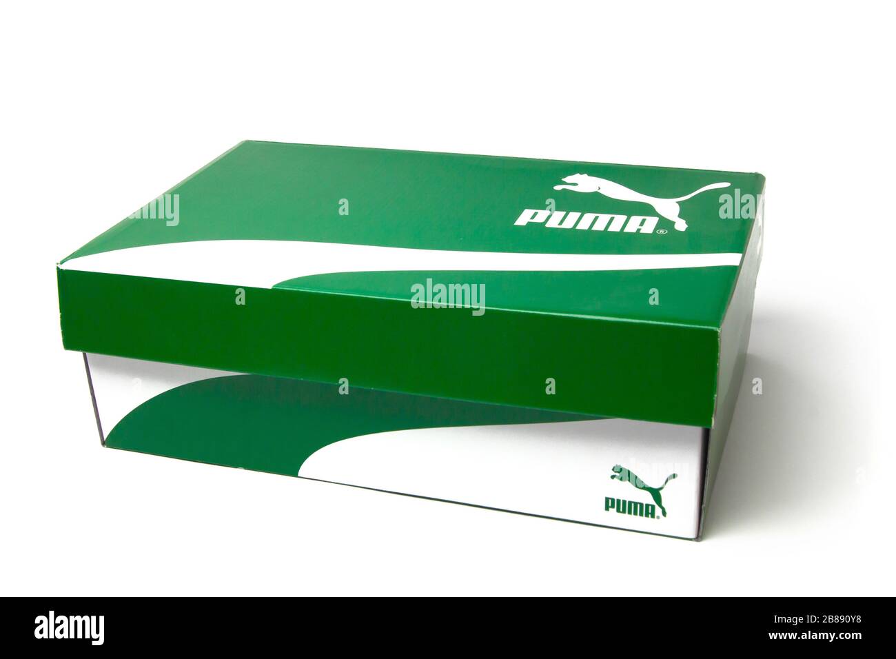 La scatola delle scarpe Puma è isolata su sfondo bianco. Scatola verde con strisce bianche per gli snickers. San Francisco, USA, marzo 2020. Foto Stock