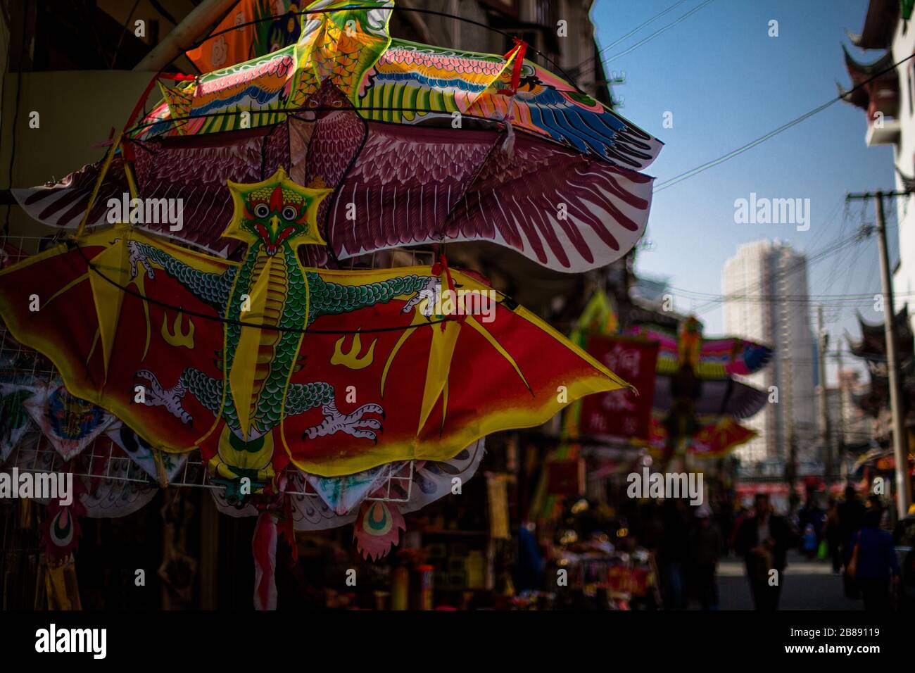 Drago colorato modellato tradizionali aquiloni a forma di delta in un mercato in Cina. Foto Stock