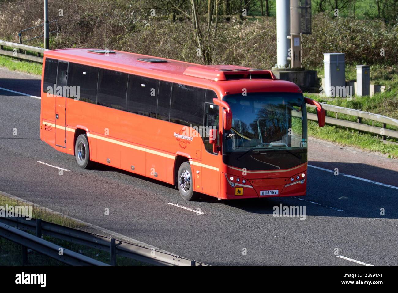 Holmeswood Coach operator sulla M6 a Lancaster, Regno Unito alla guida di un autobus rosso 2015 Volvo B9R scuola a un piano. Foto Stock