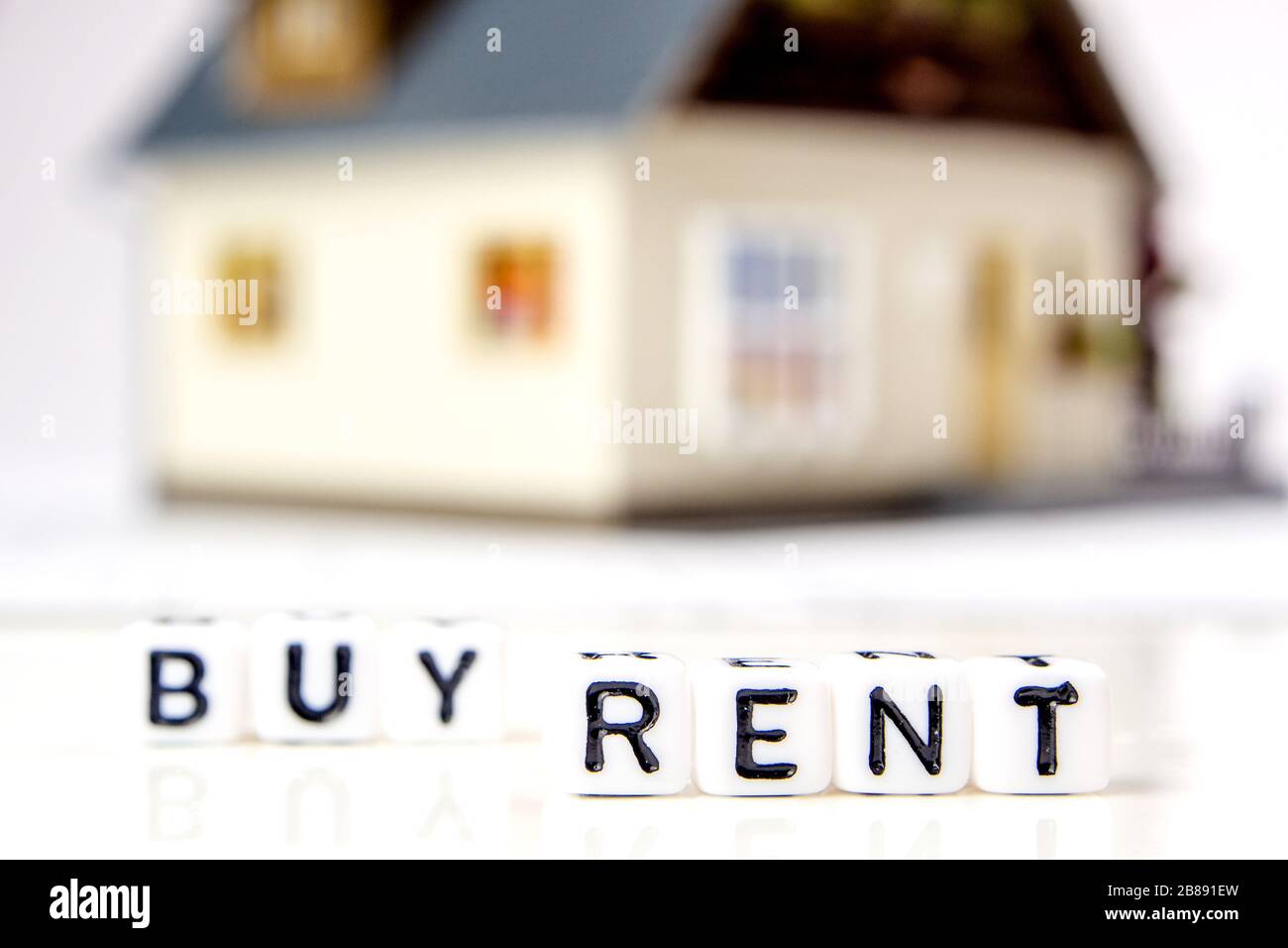 la decisione di affittare o acquistare una nuova residenza come oportunity di investimento, un team di figurine in miniatura che decide circa una nuova possibilità finanziaria, Foto Stock