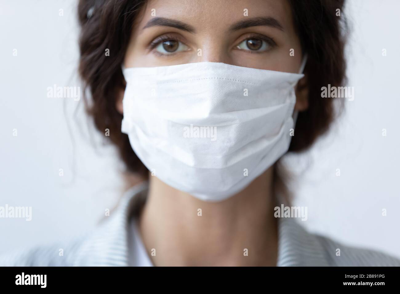 Primo piano ritratto di donna indossare maschera viso Foto Stock
