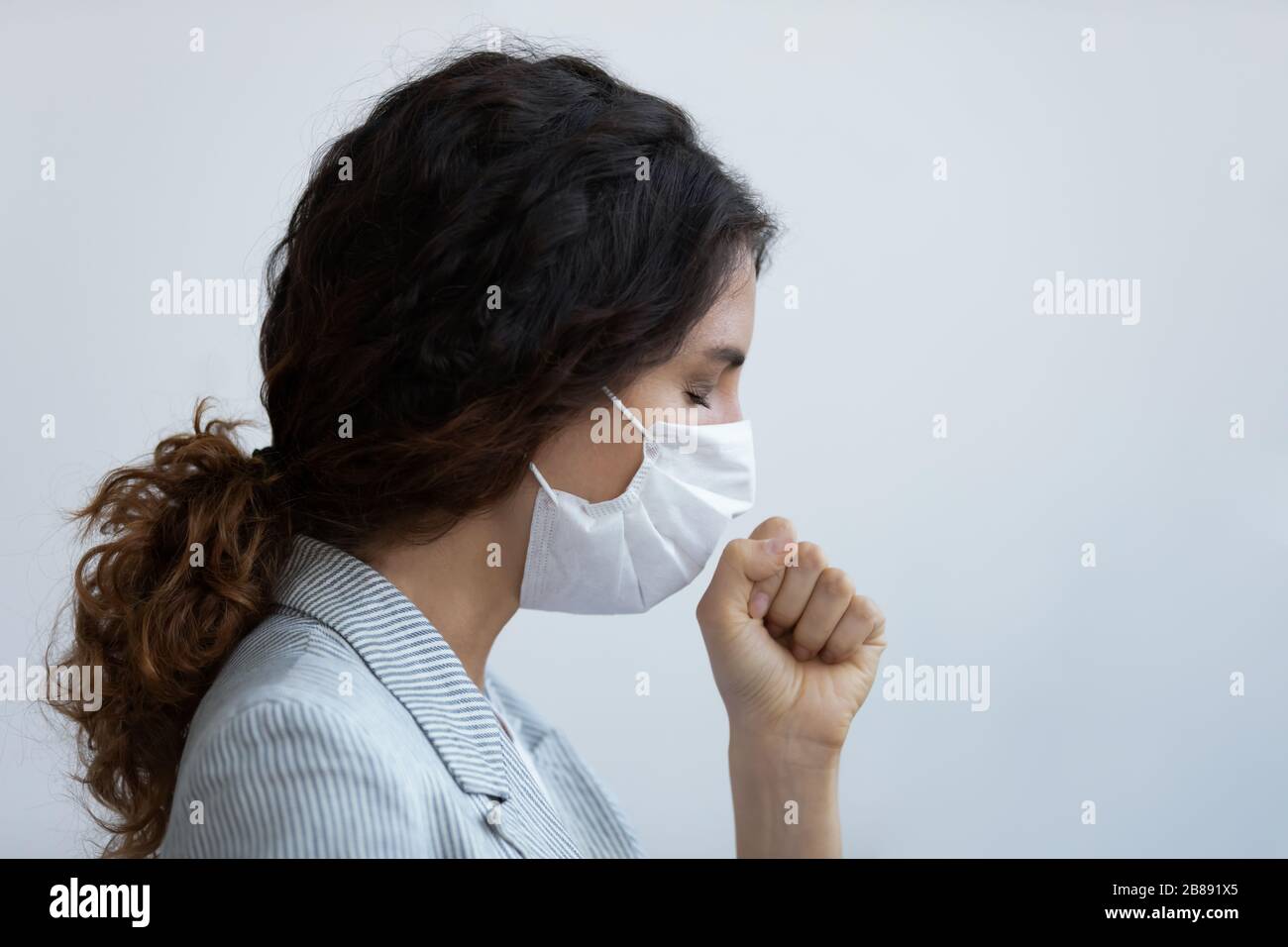 Donna in maschera medica protettiva tosse con il concetto di sintomi di coronavirus Foto Stock