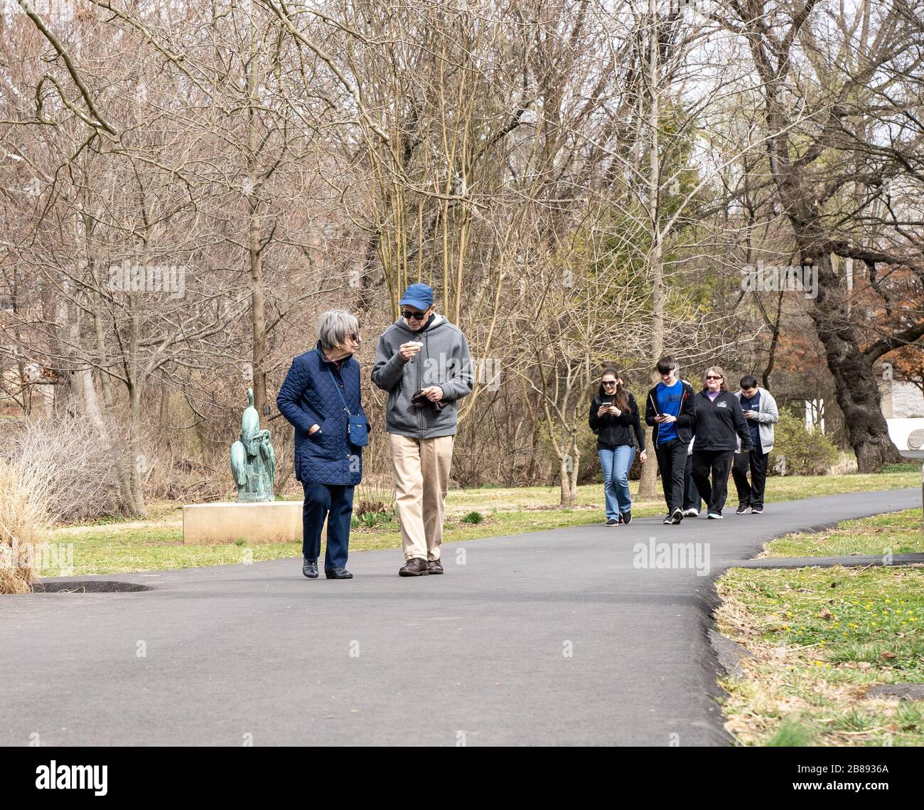 Berks County, Pennsylvania, USA-14 marzo 2020: Coppia senior e gruppi di persone che camminano nel parco. Foto Stock