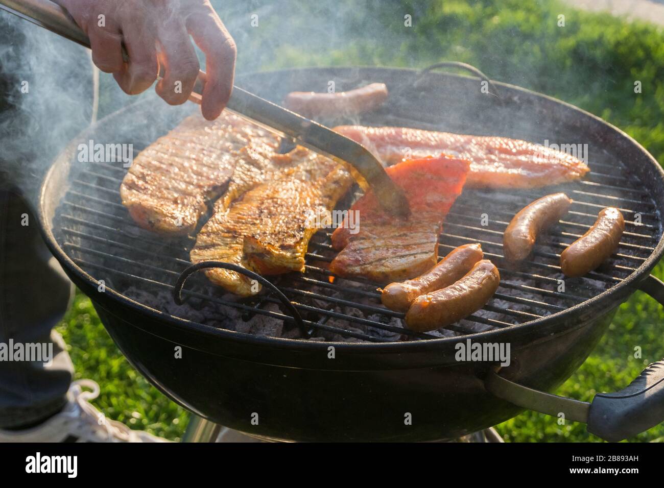 Carne su una griglia di carbone ad un barbecue Foto Stock