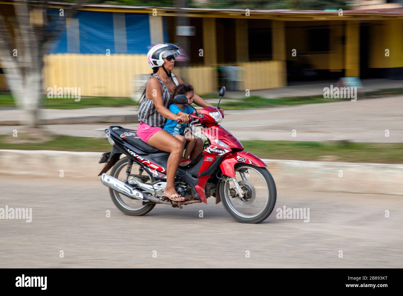 Madre e bambino su uno scooter a motore a Leticia, Amazon, Colombia, Sud  America Foto stock - Alamy
