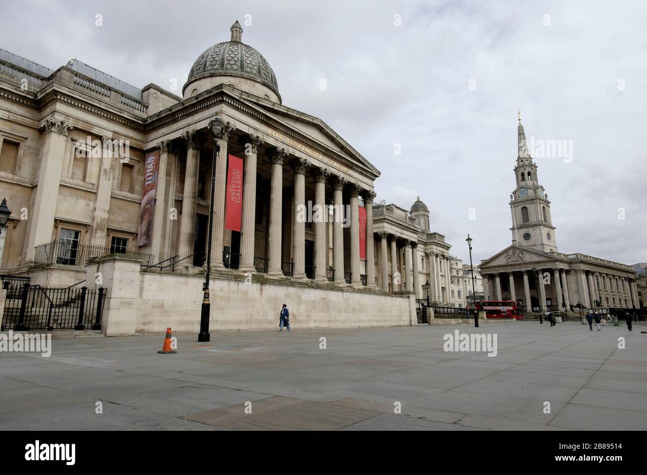 Londra, Regno Unito. 20 marzo 2020. La zona di fronte alla National Gallery, normalmente piena di visitatori, è praticamente deserta, poiché la gente si trova lontano dal centro di Londra. Foto Stock