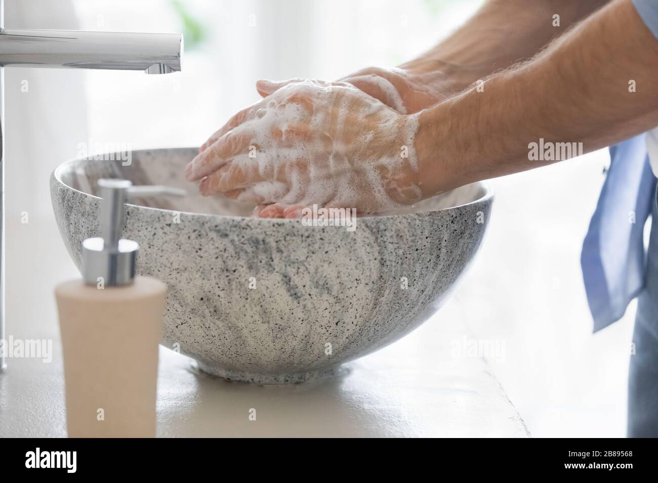 Closeup view man pulisce le mani con sapone antibatterico agente Foto Stock