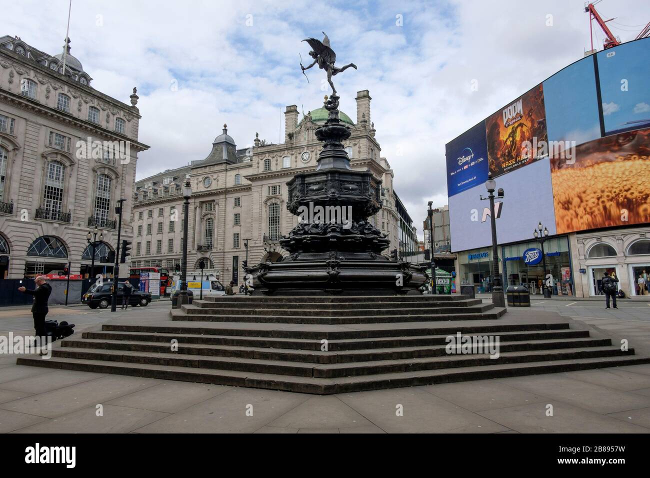 Londra, Regno Unito. 20 marzo 2020. La statua di Eros a Piccadilly Circus, normalmente un punto focale per i visitatori di Londra, è praticamente deserta come la gente stare lontano dal centro della città. Foto Stock